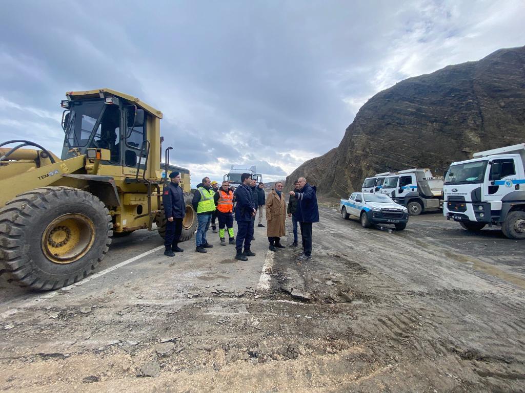 HEYELAN NEDENİYLE ÇÖKEN YOLUN ÇALIŞMALARI DEVAM EDİYOR